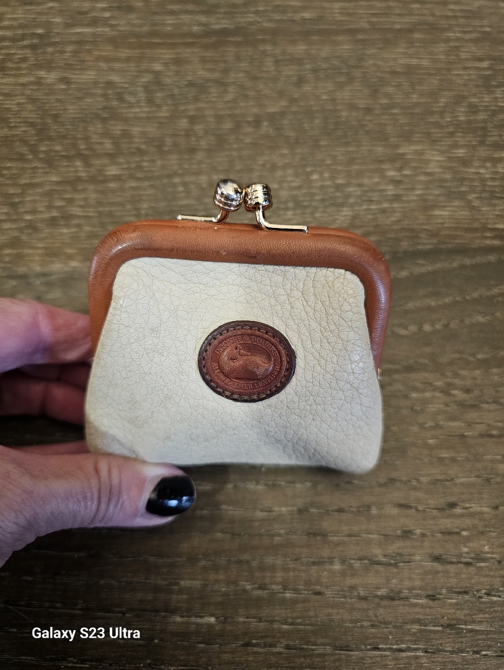Dooney & Bourke Vintage White Pebbled Leather Coin Purse - Picture 10 of 10